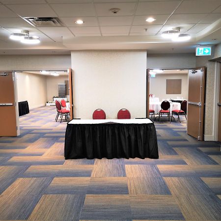Holiday Inn Express And Suites Surrey By Ihg Zewnętrze zdjęcie