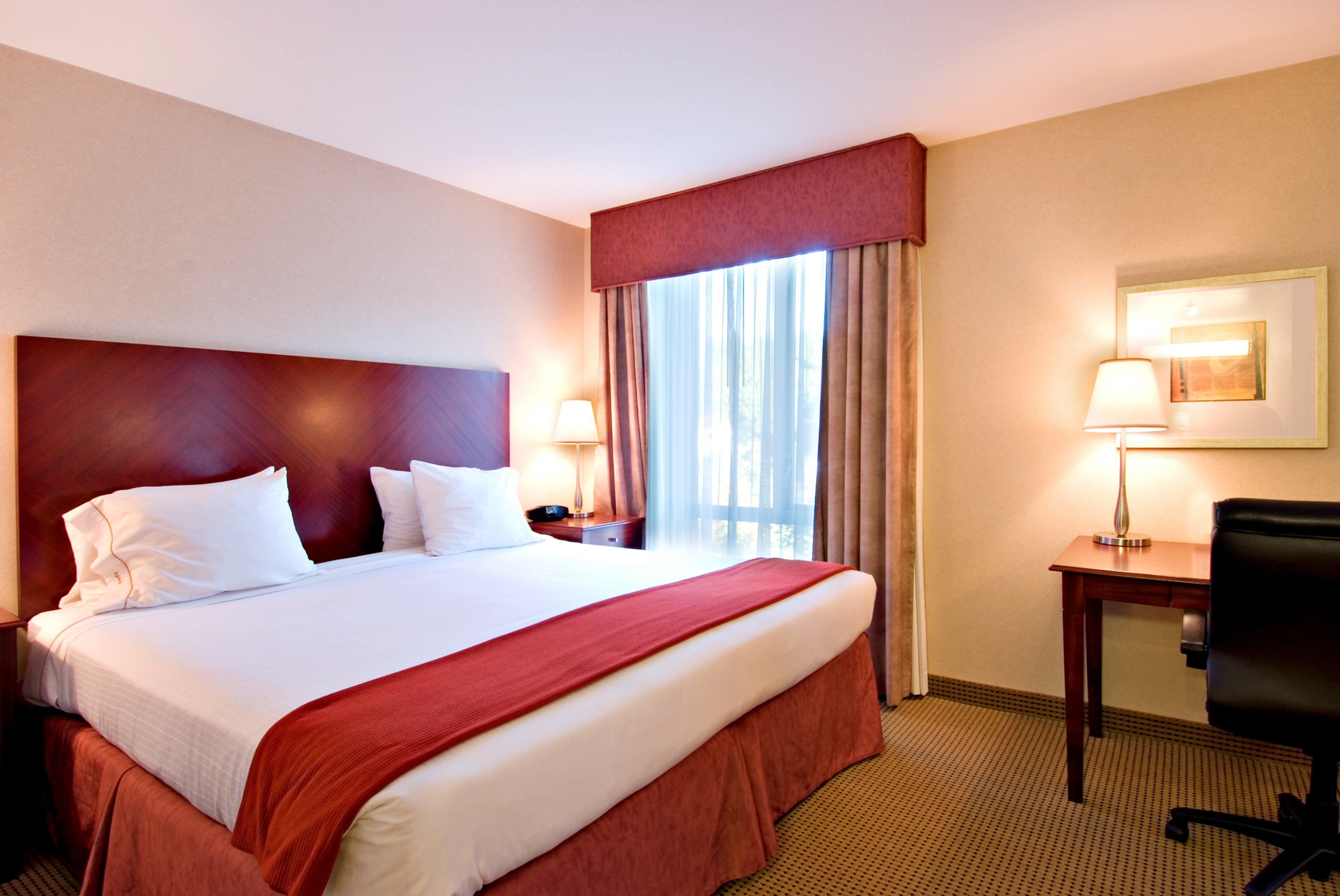 Holiday Inn Express And Suites Surrey By Ihg Zewnętrze zdjęcie