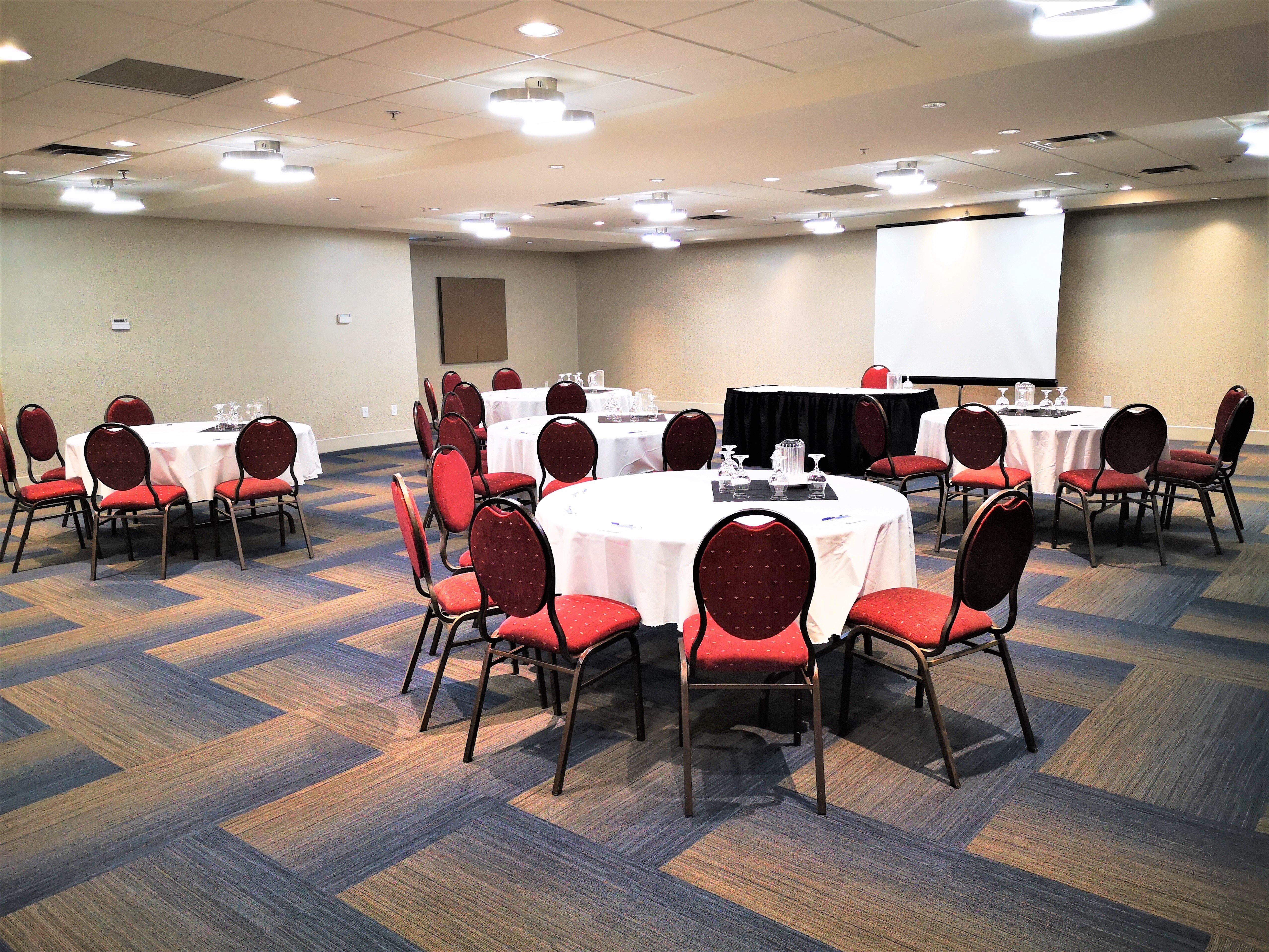 Holiday Inn Express And Suites Surrey By Ihg Zewnętrze zdjęcie