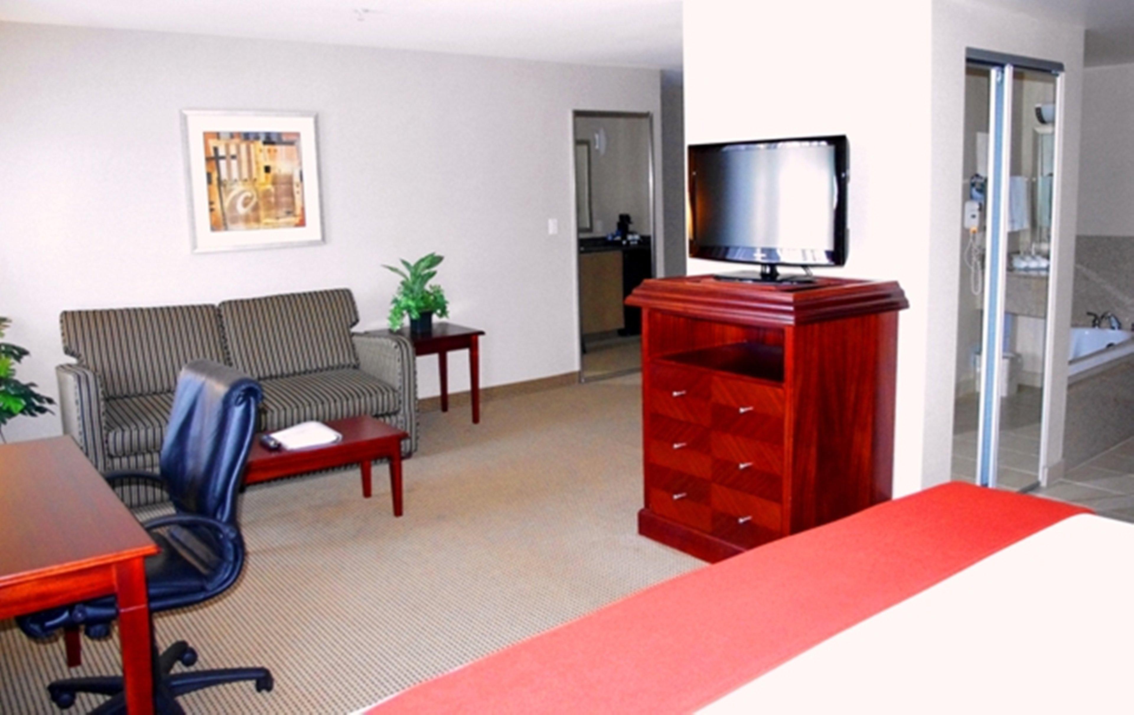 Holiday Inn Express And Suites Surrey By Ihg Zewnętrze zdjęcie