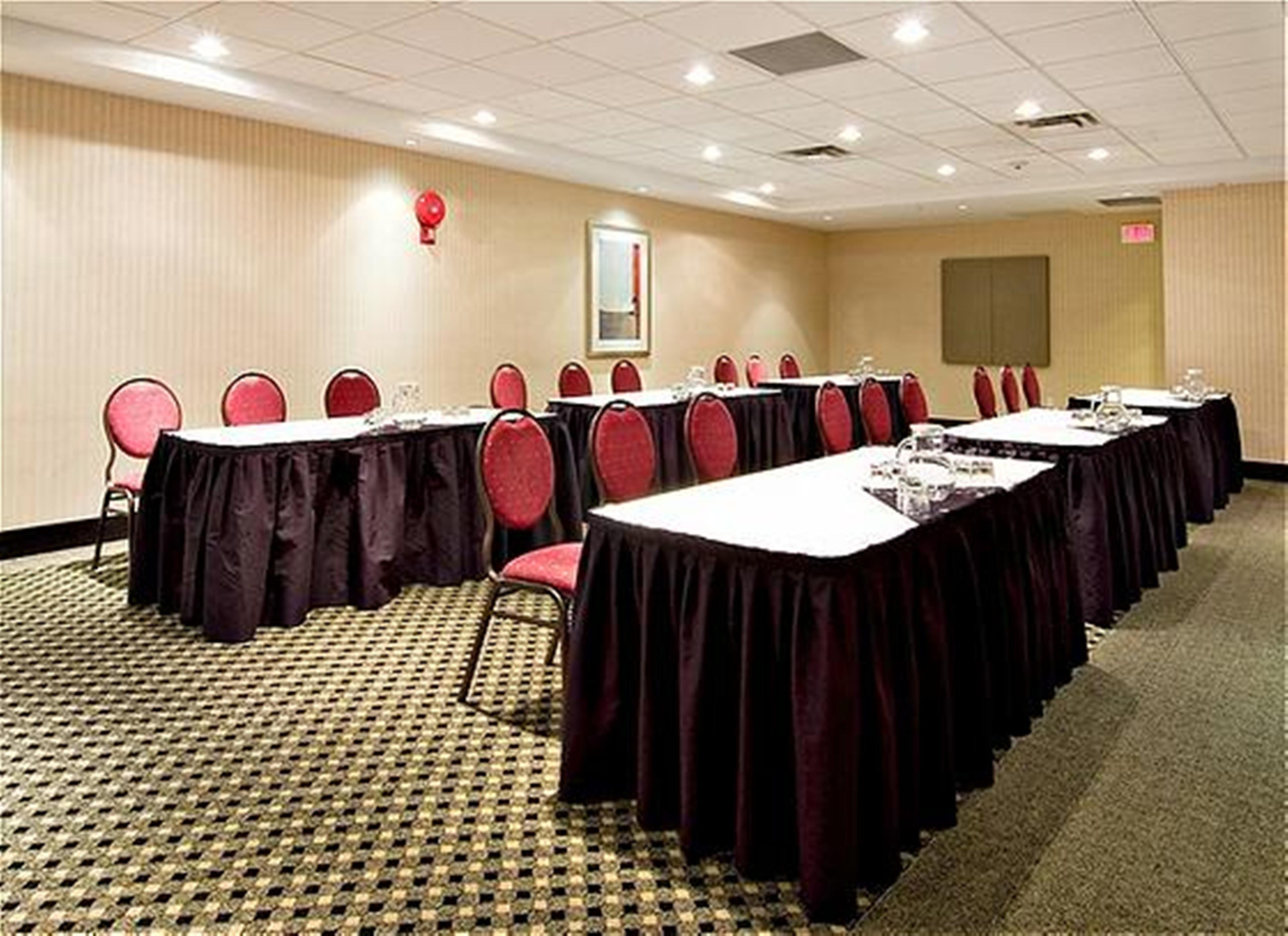 Holiday Inn Express And Suites Surrey By Ihg Zewnętrze zdjęcie