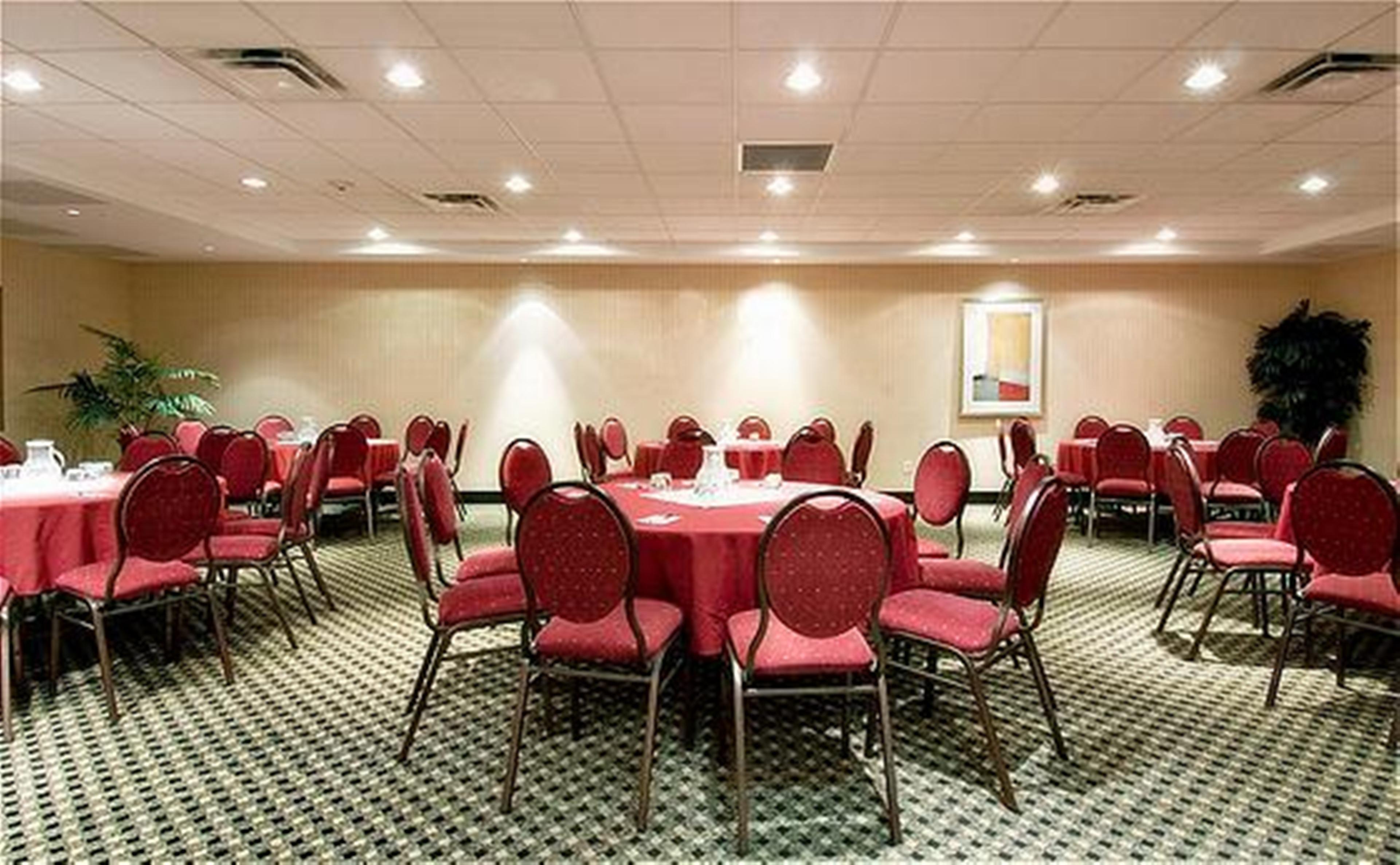 Holiday Inn Express And Suites Surrey By Ihg Zewnętrze zdjęcie