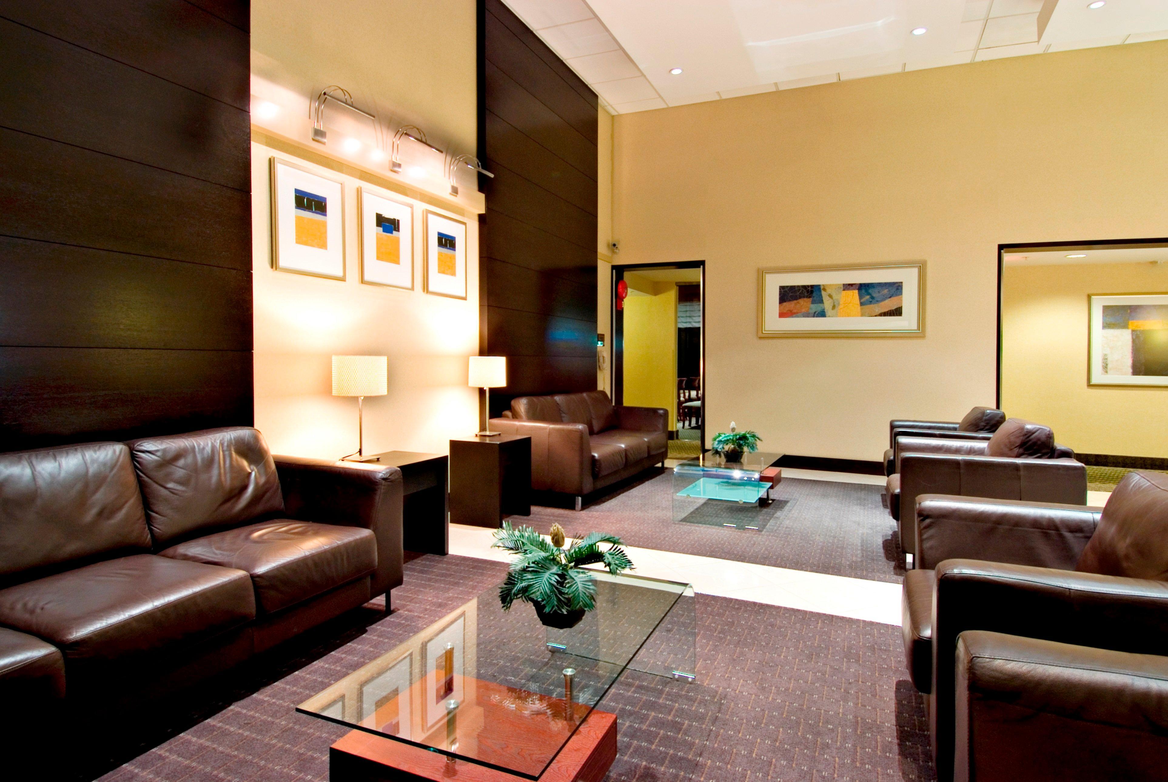 Holiday Inn Express And Suites Surrey By Ihg Zewnętrze zdjęcie