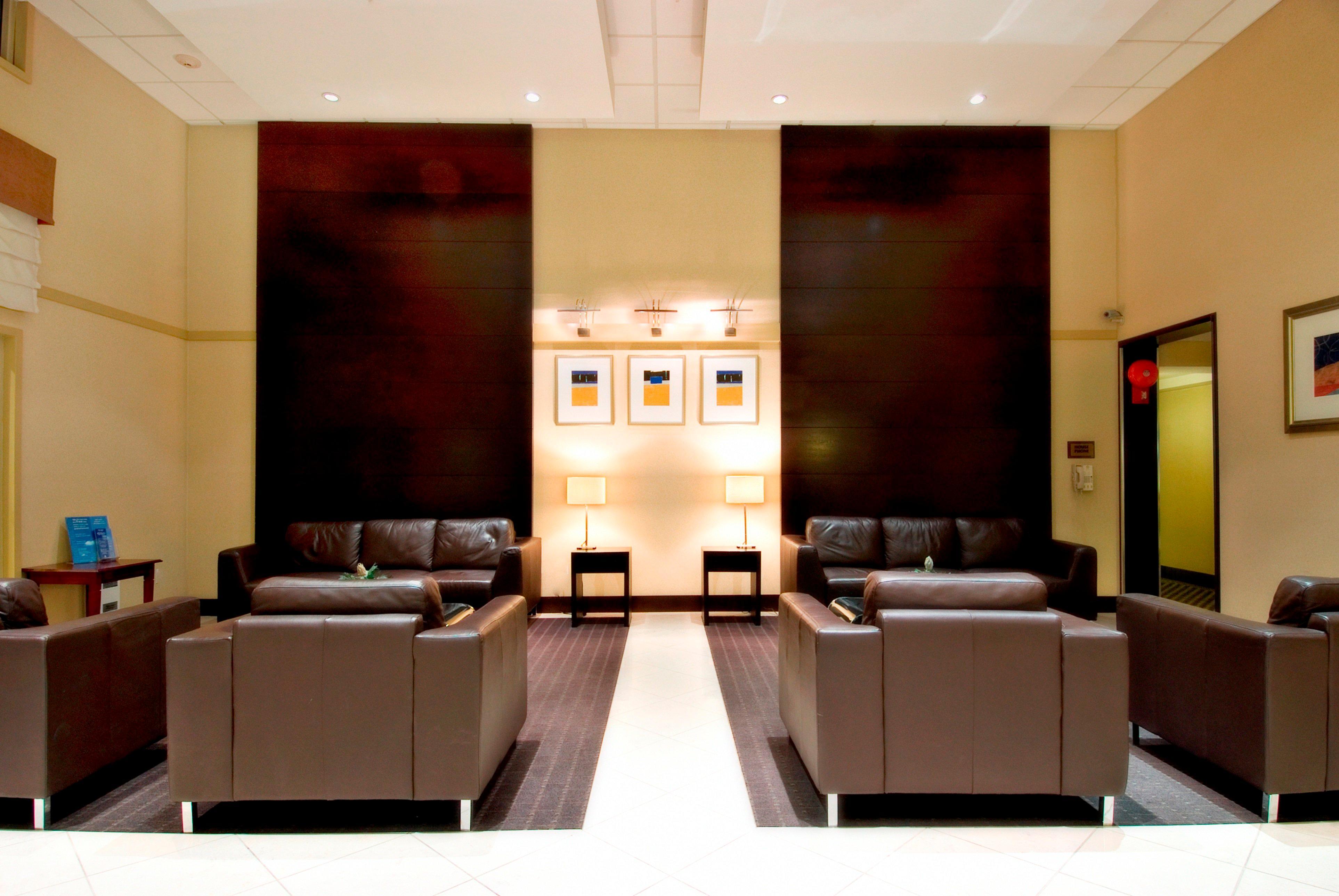 Holiday Inn Express And Suites Surrey By Ihg Zewnętrze zdjęcie