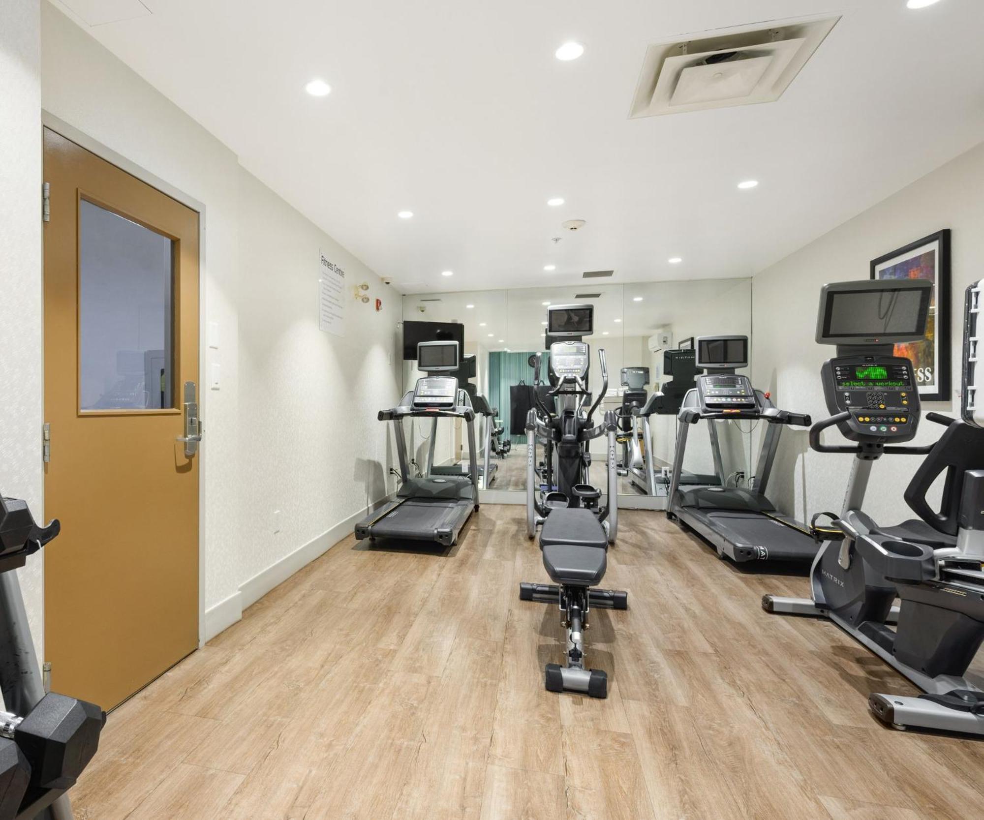 Holiday Inn Express And Suites Surrey By Ihg Zewnętrze zdjęcie