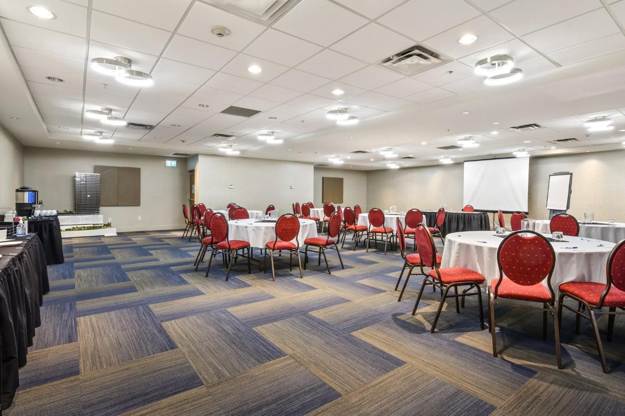 Holiday Inn Express And Suites Surrey By Ihg Zewnętrze zdjęcie