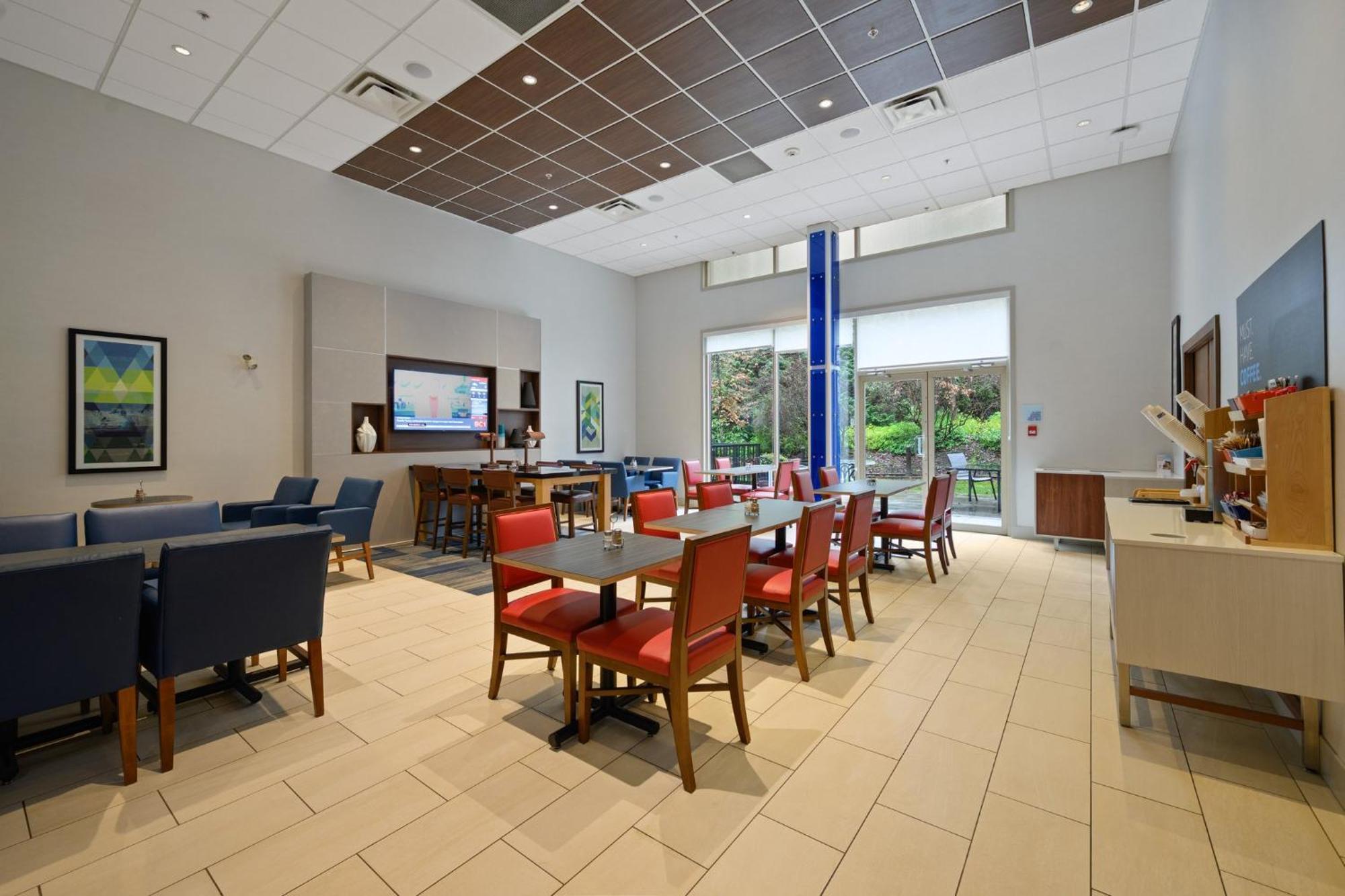 Holiday Inn Express And Suites Surrey By Ihg Zewnętrze zdjęcie
