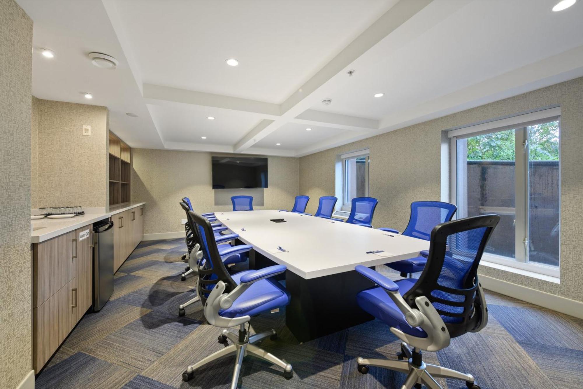 Holiday Inn Express And Suites Surrey By Ihg Zewnętrze zdjęcie