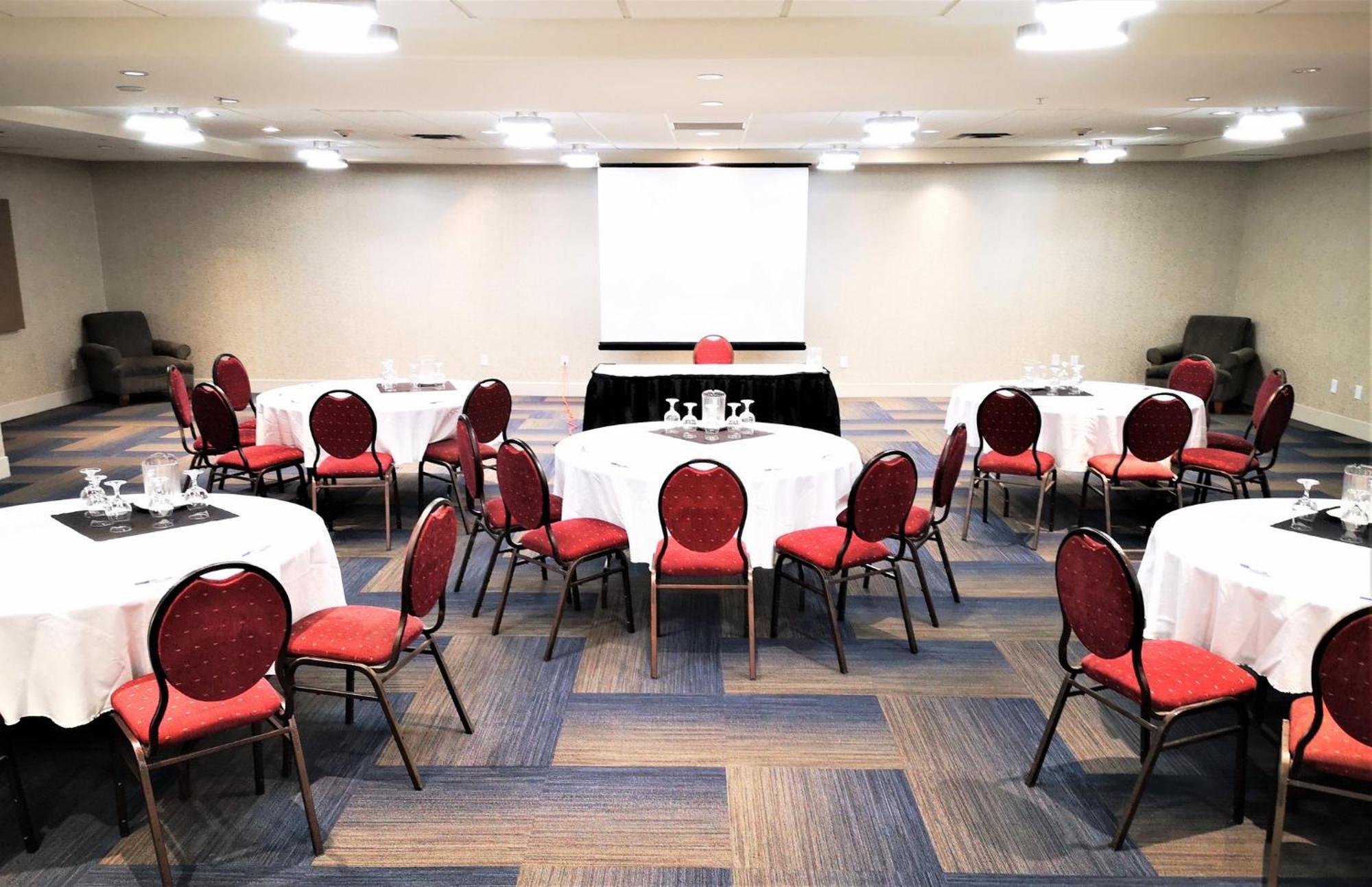 Holiday Inn Express And Suites Surrey By Ihg Zewnętrze zdjęcie
