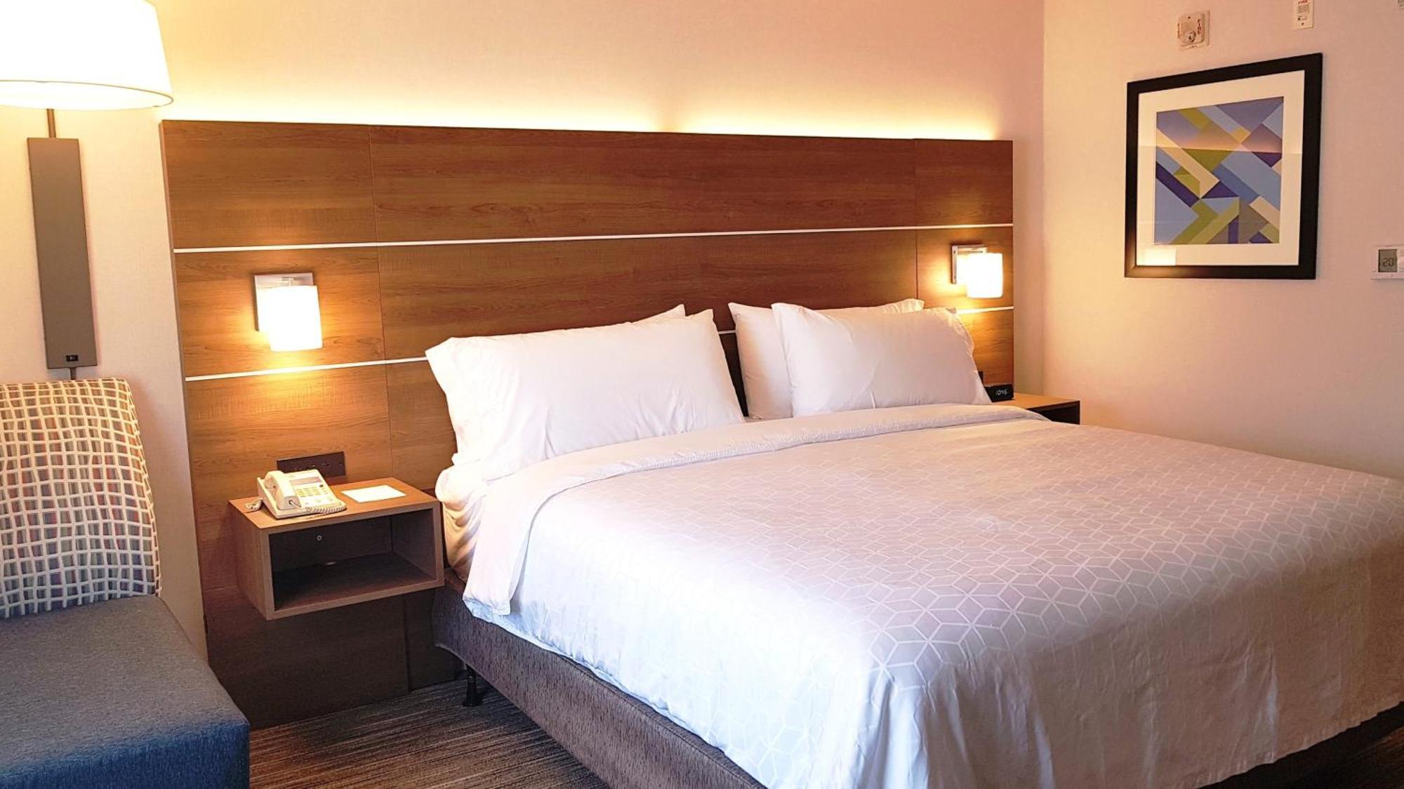 Holiday Inn Express And Suites Surrey By Ihg Zewnętrze zdjęcie