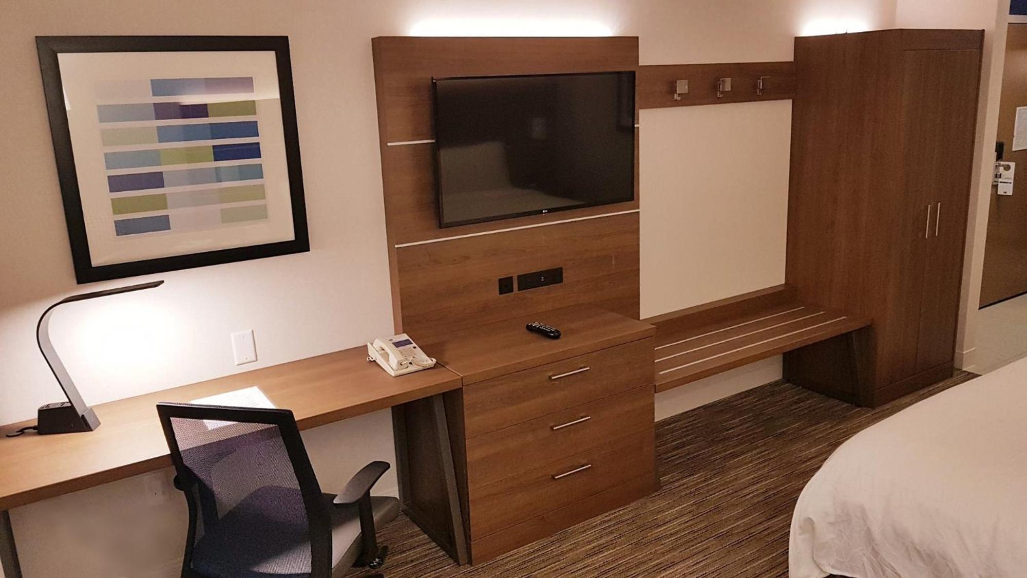 Holiday Inn Express And Suites Surrey By Ihg Zewnętrze zdjęcie