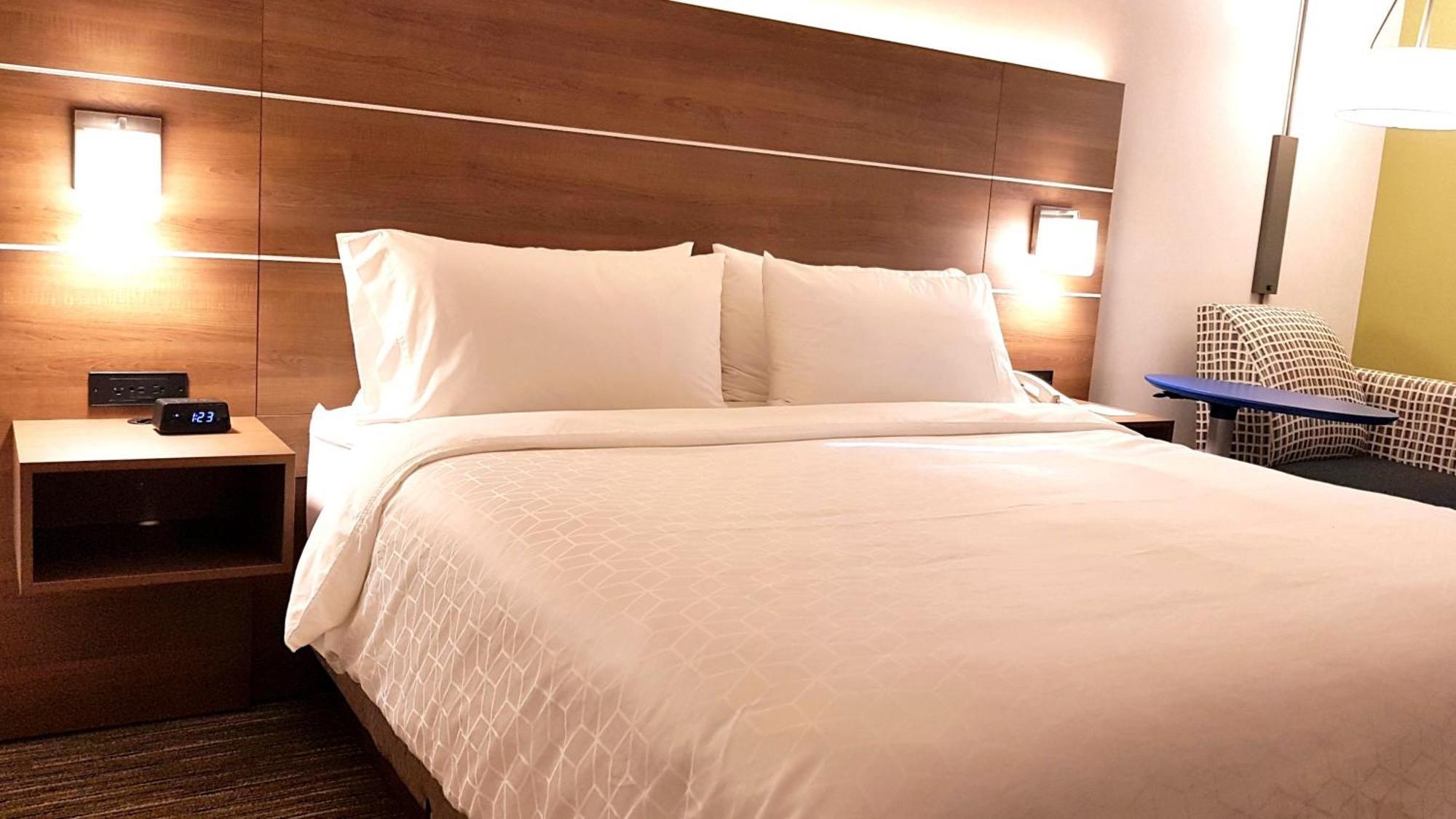 Holiday Inn Express And Suites Surrey By Ihg Zewnętrze zdjęcie