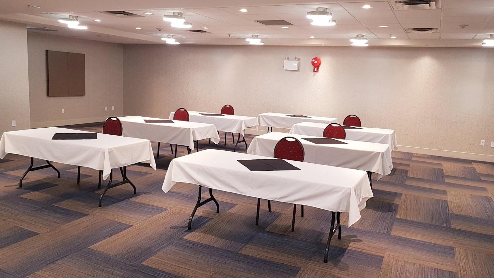Holiday Inn Express And Suites Surrey By Ihg Zewnętrze zdjęcie