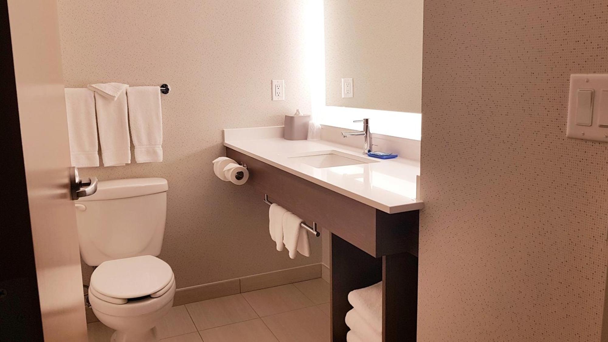 Holiday Inn Express And Suites Surrey By Ihg Zewnętrze zdjęcie