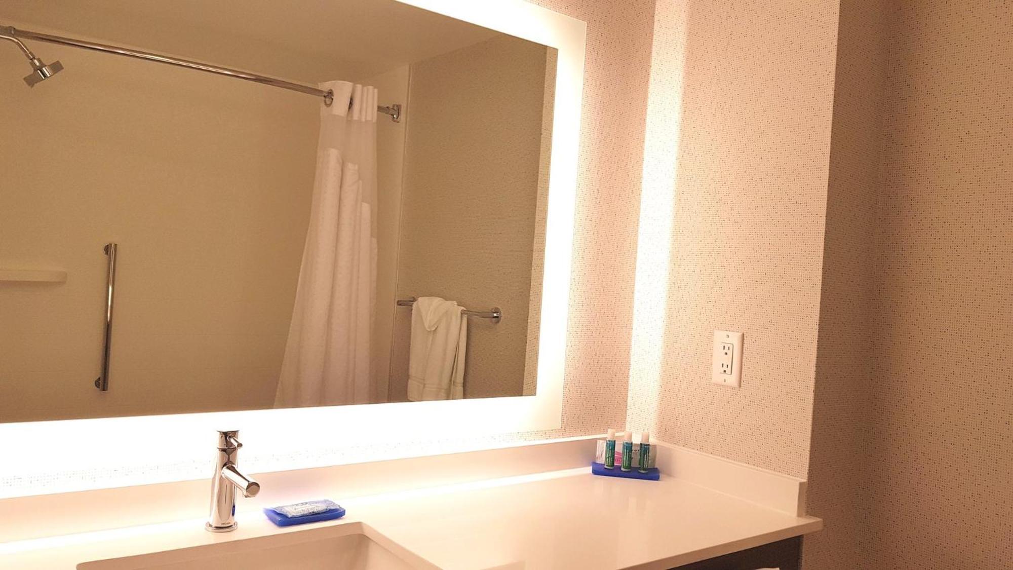 Holiday Inn Express And Suites Surrey By Ihg Zewnętrze zdjęcie
