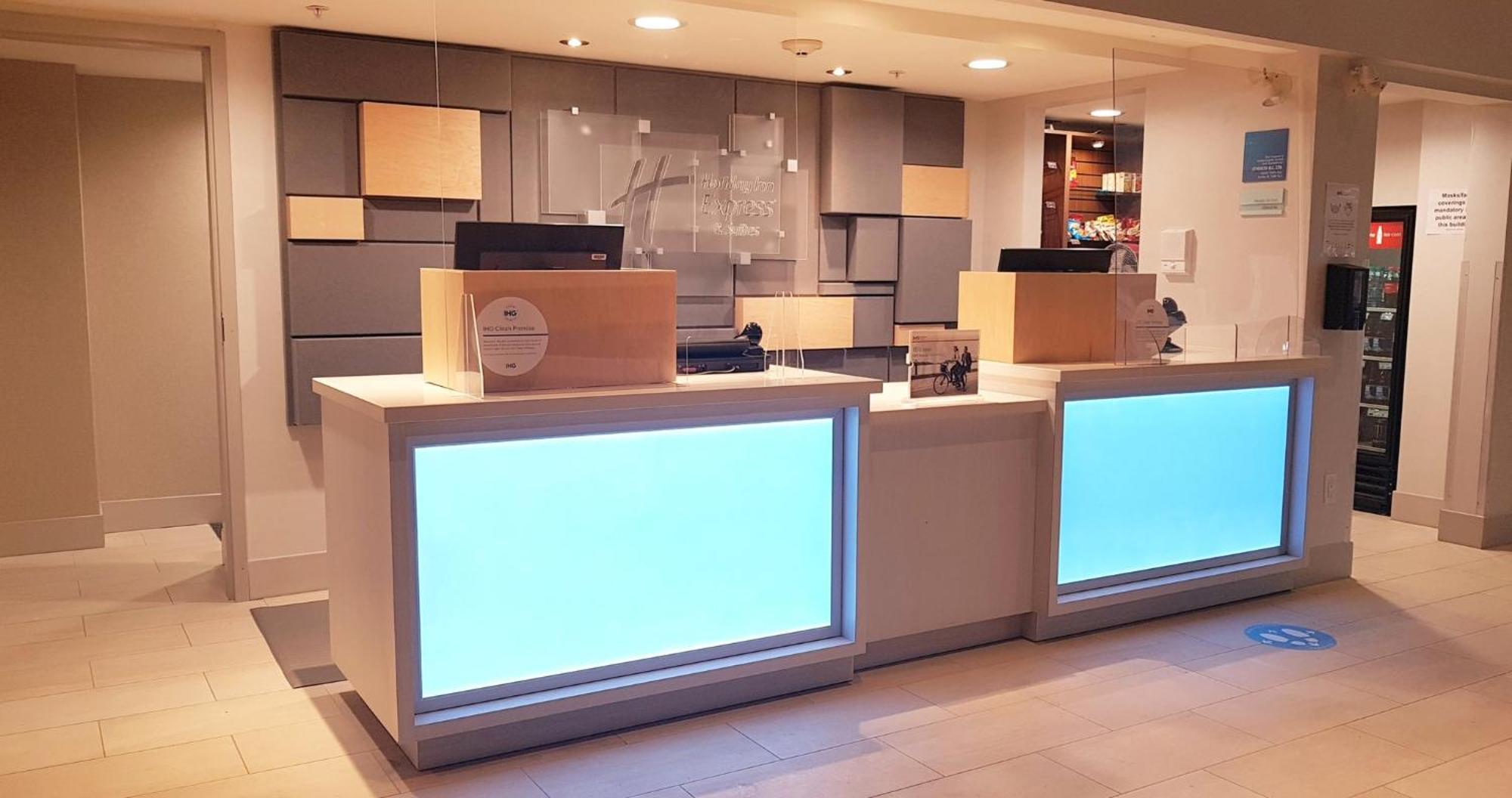 Holiday Inn Express And Suites Surrey By Ihg Zewnętrze zdjęcie