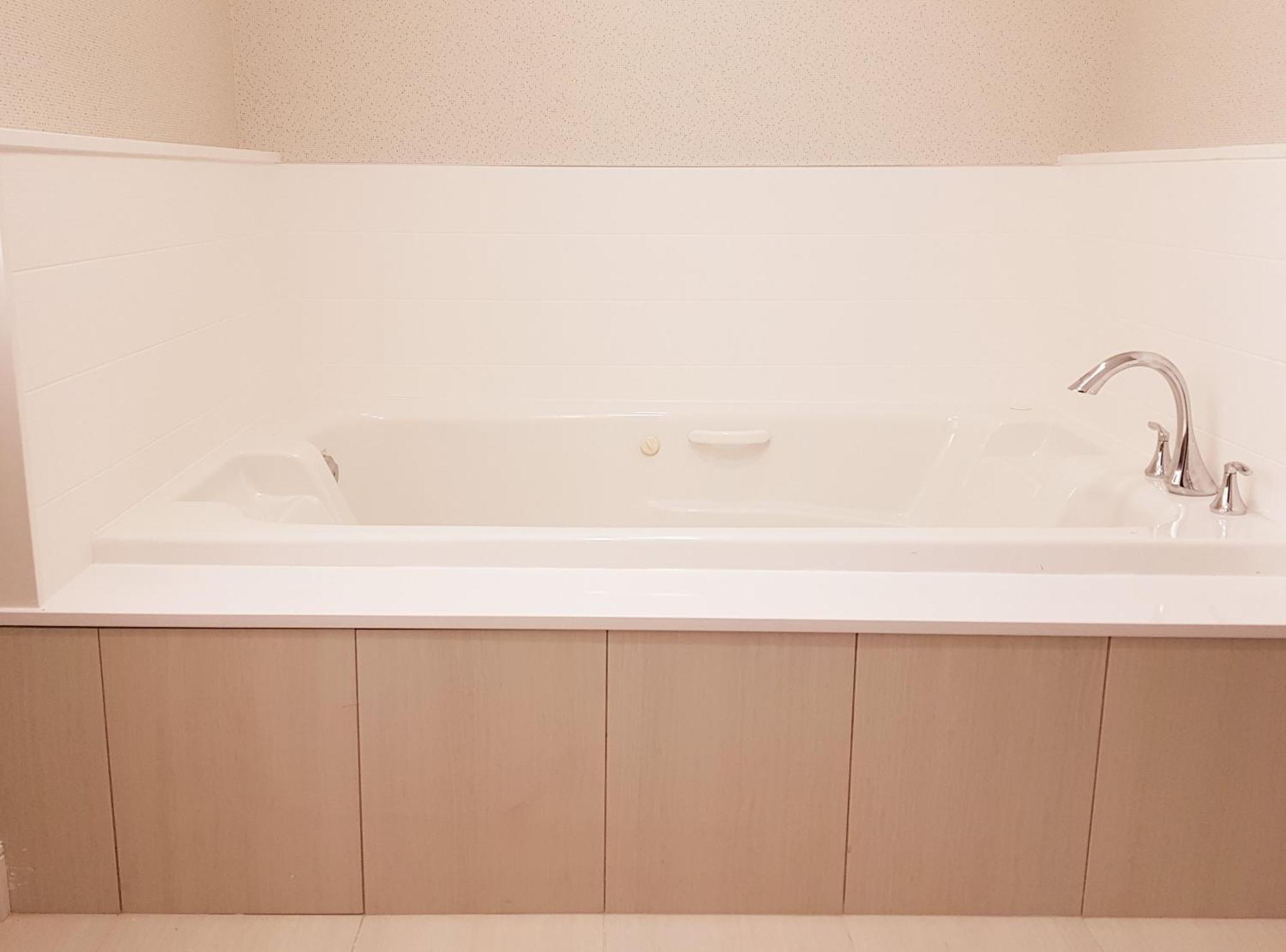 Holiday Inn Express And Suites Surrey By Ihg Zewnętrze zdjęcie