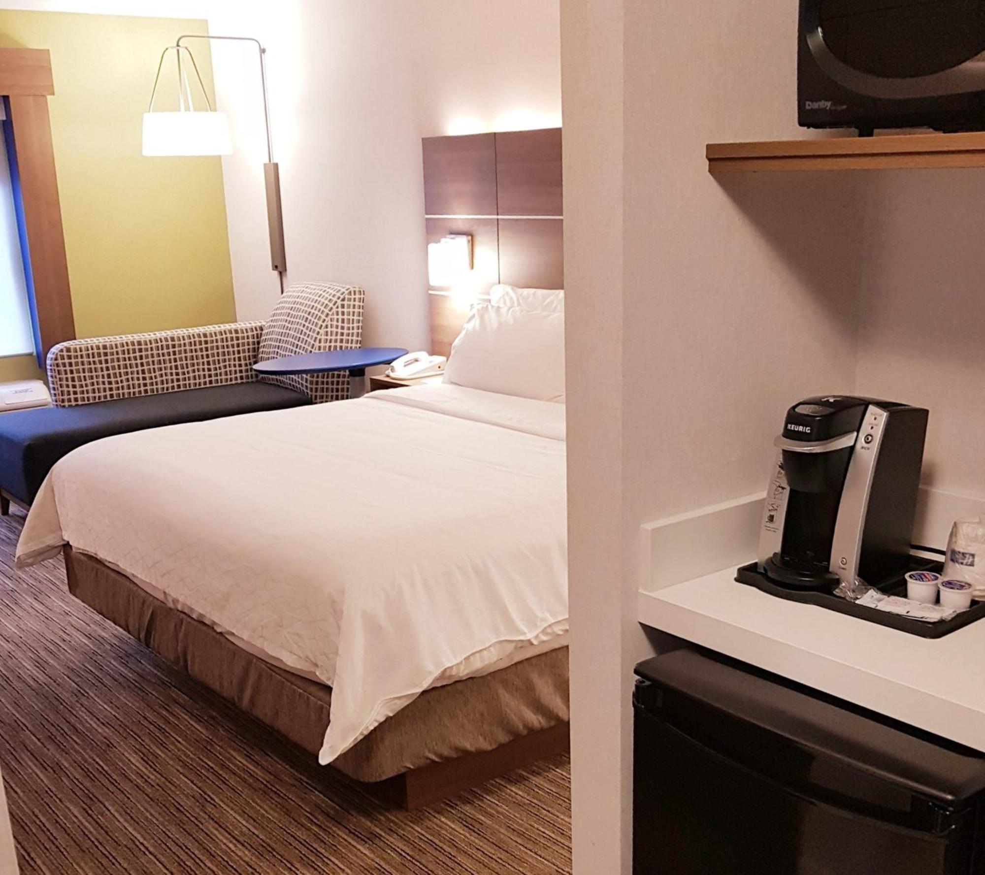 Holiday Inn Express And Suites Surrey By Ihg Zewnętrze zdjęcie