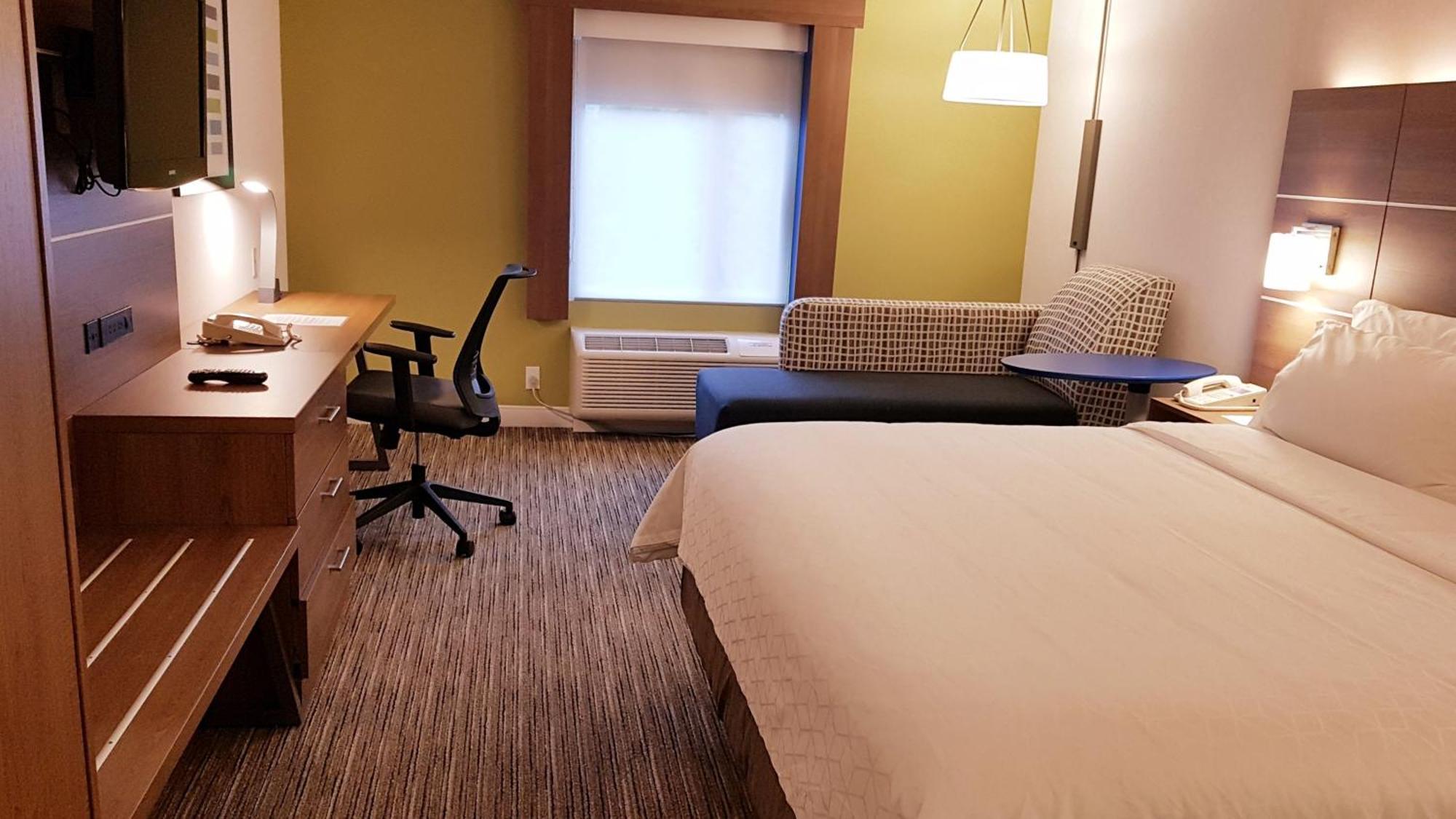 Holiday Inn Express And Suites Surrey By Ihg Zewnętrze zdjęcie
