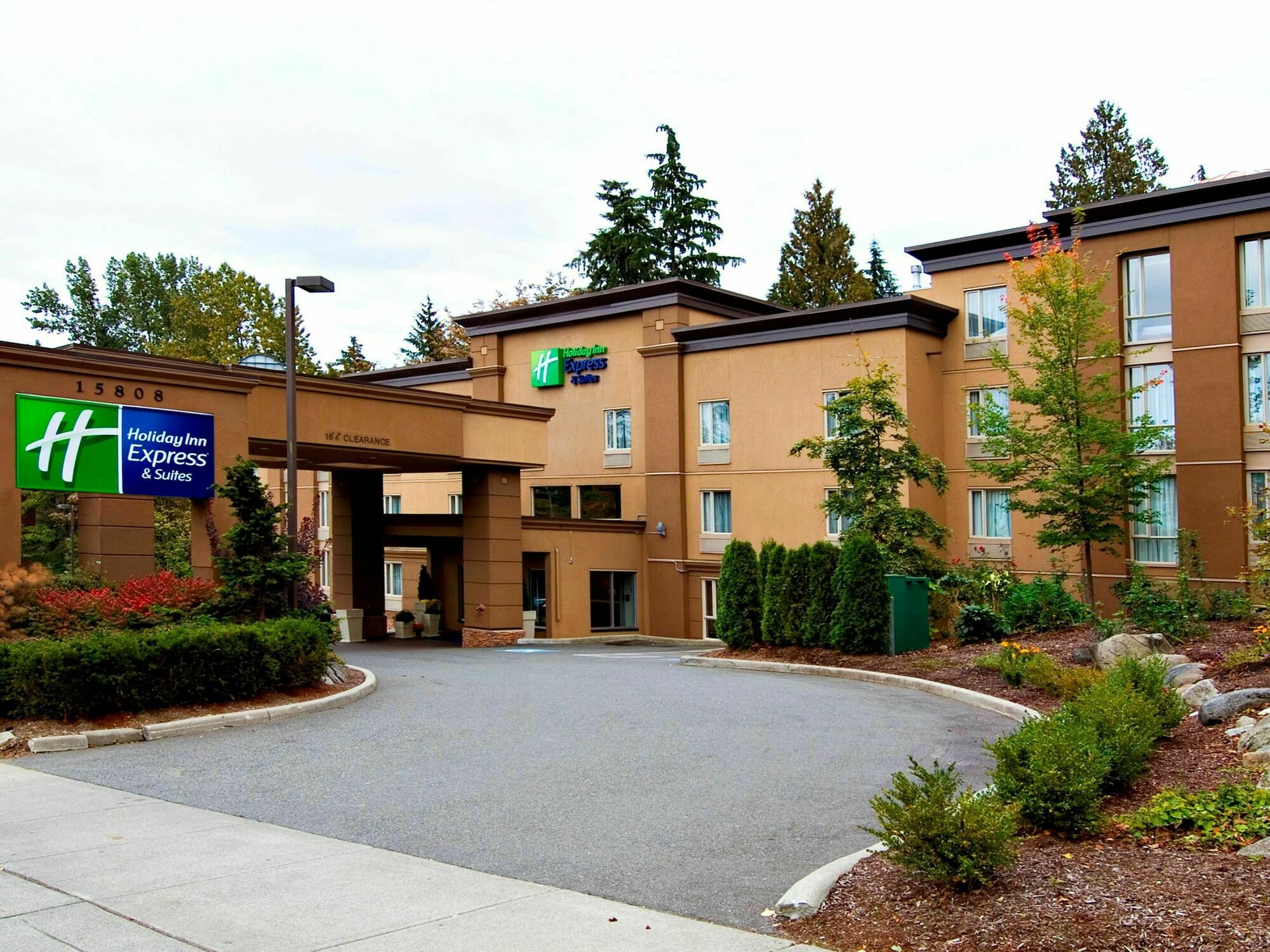 Holiday Inn Express And Suites Surrey By Ihg Zewnętrze zdjęcie