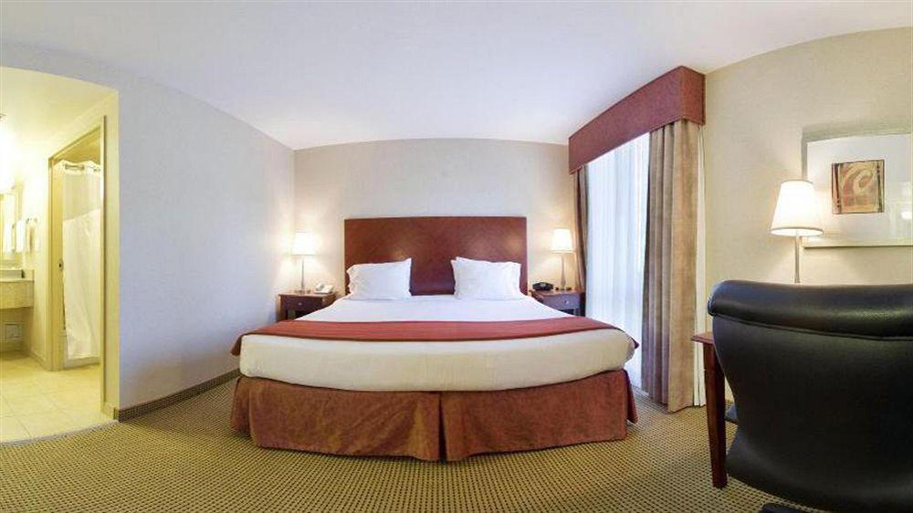 Holiday Inn Express And Suites Surrey By Ihg Zewnętrze zdjęcie